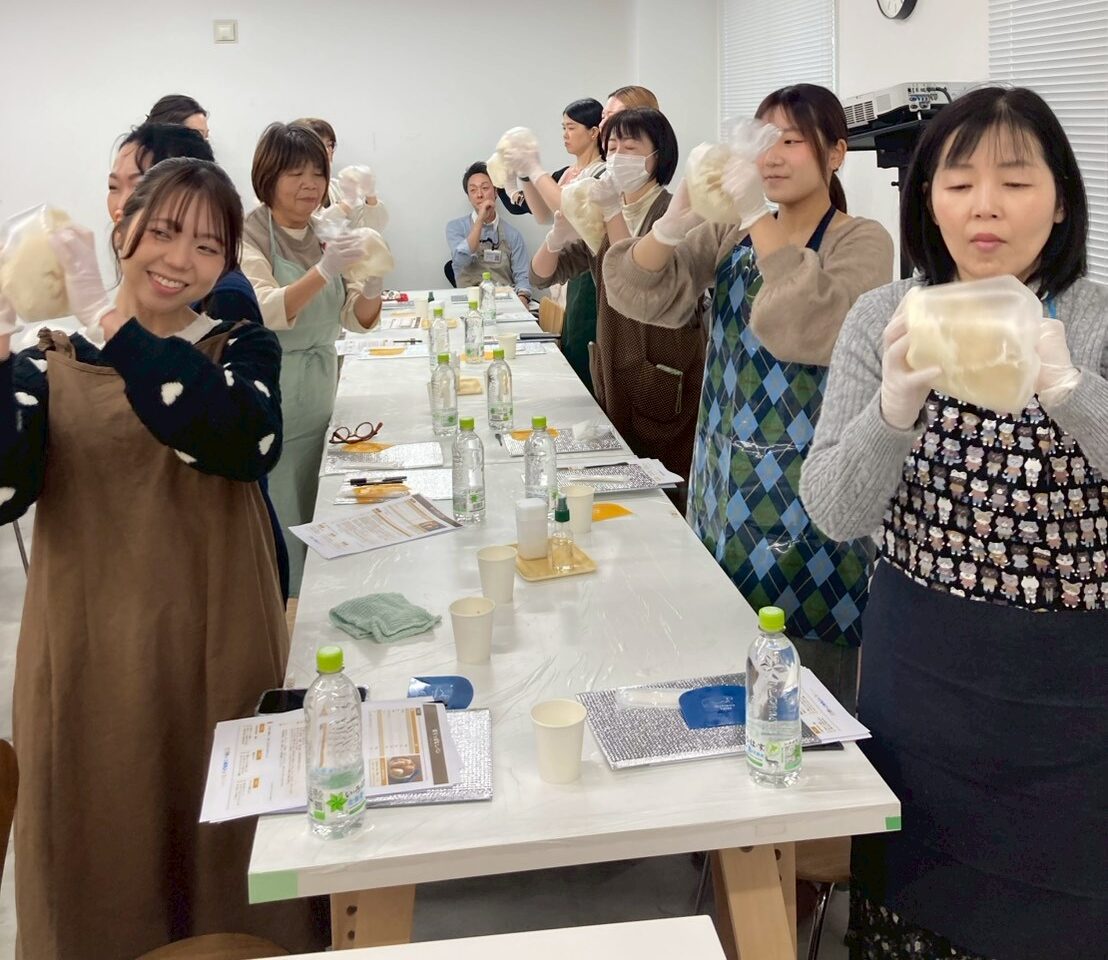 みんな笑顔で生地をふりふり!